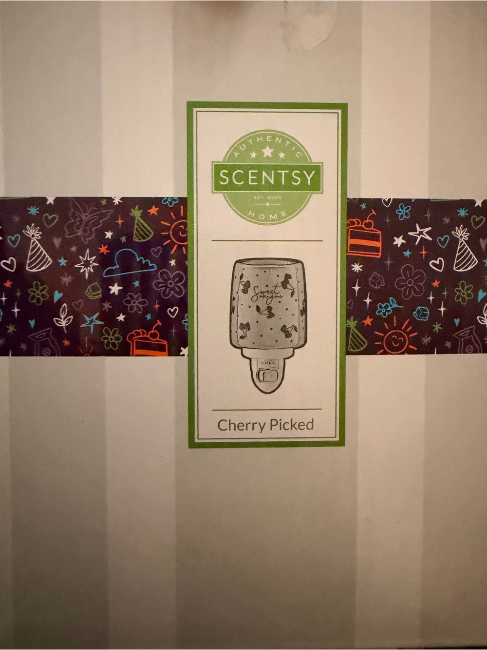 Scentsy White and Green Cherry Picked Plug-In Warmer